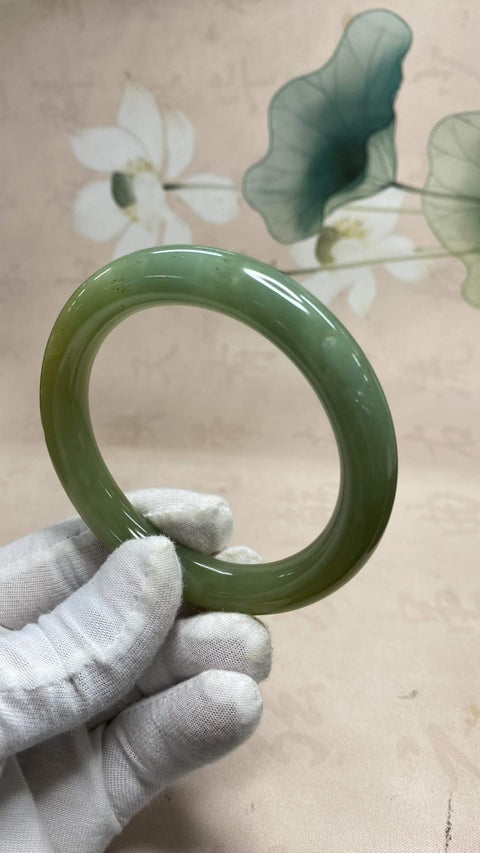 Gelang giok Xiuyan motif bunga magnolia yang indah, diameter dalam: 60,5 mm, lebar tepi: 11,7 mm. Semua batu terbentuk secara alami. Harga sudah termasuk ongkos kirim dan pajak.