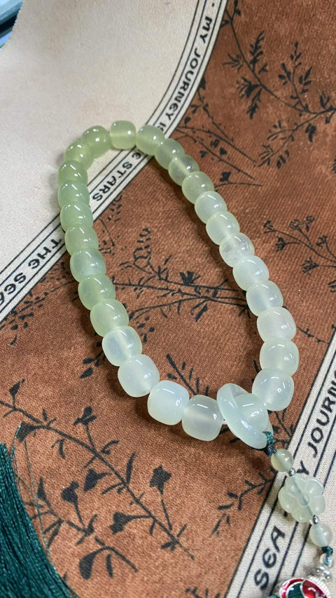 Perhiasan genggam: Giok Xiuyan indah dengan gradasi warna - perhiasan genggam manik-manik gaya lama, liontin mobil, ukuran: 12 x 13 mm, termasuk ongkos kirim dan pajak.