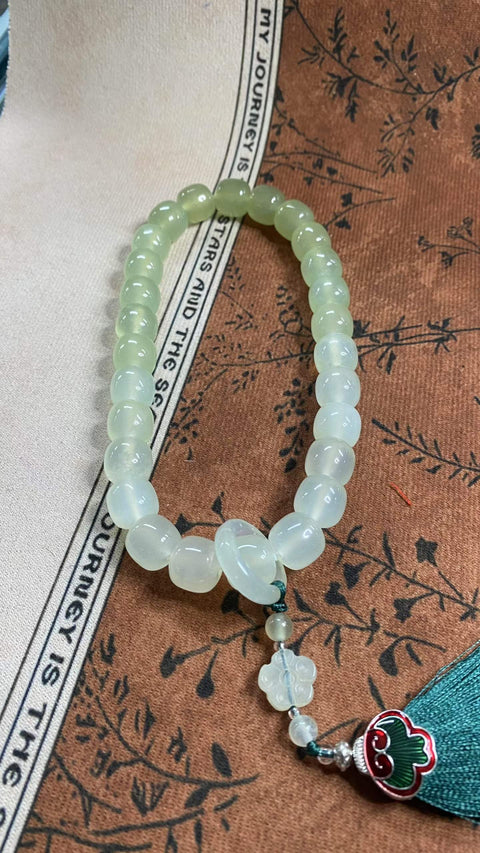 Perhiasan genggam: Giok Xiuyan indah dengan gradasi warna - perhiasan genggam manik-manik gaya lama, liontin mobil, ukuran: 12 x 13 mm, termasuk ongkos kirim dan pajak.