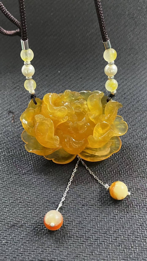 Kekayaan dan Kemakmuran yang Luar Biasa: Liontin giok Xiuyan yang indah, warna emas alami, dimensi: 55 x 39 mm, termasuk ongkos kirim dan pajak.