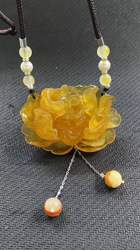 Kekayaan dan Kemakmuran yang Luar Biasa: Liontin giok Xiuyan yang indah, warna emas alami, dimensi: 55 x 39 mm, termasuk ongkos kirim dan pajak.