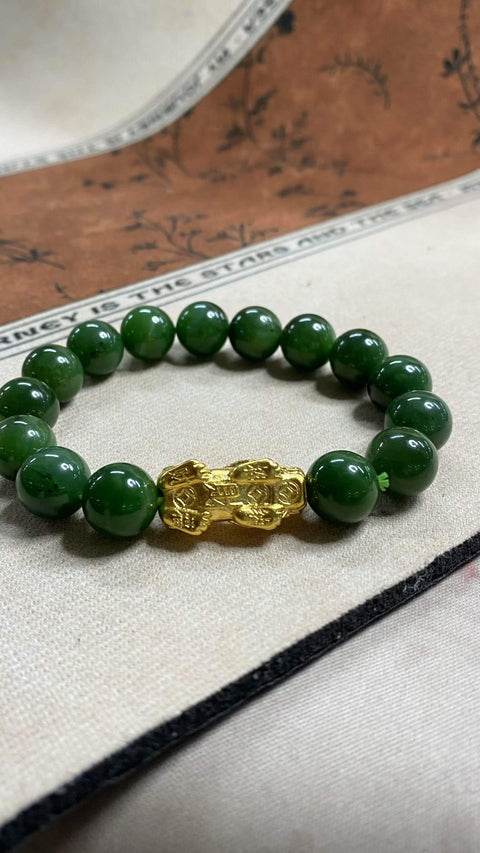 Gelang giok Hetian yang indah, berdiameter 12 mm, dipadukan dengan ornamen Pixiu (makhluk mitologi) yang cantik. Warna: hijau. Harga sudah termasuk ongkos kirim dan pajak.