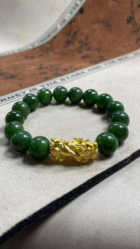 Gelang giok Hetian yang indah, berdiameter 12 mm, dipadukan dengan ornamen Pixiu (makhluk mitologi) yang cantik. Warna: hijau. Harga sudah termasuk ongkos kirim dan pajak.