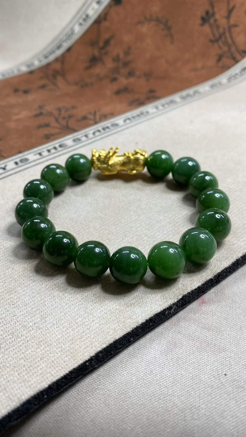 Gelang giok Hetian yang indah, berdiameter 12 mm, dipadukan dengan ornamen Pixiu (makhluk mitologi) yang cantik. Warna: hijau. Harga sudah termasuk ongkos kirim dan pajak.