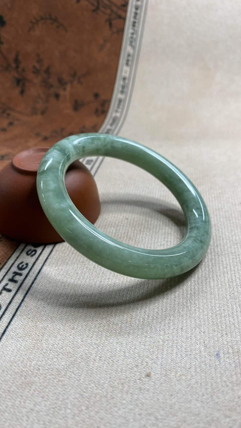 Gelang giok Xiuyan yang indah dengan warna hijau minyak tua, diameter dalam: 54,1 mm, ketebalan gelang: 10,3 mm, termasuk ongkos kirim dan pajak.