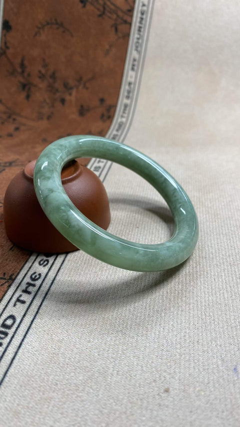 Gelang giok Xiuyan yang indah dengan warna hijau minyak tua, diameter dalam: 54,1 mm, ketebalan gelang: 10,3 mm, termasuk ongkos kirim dan pajak.