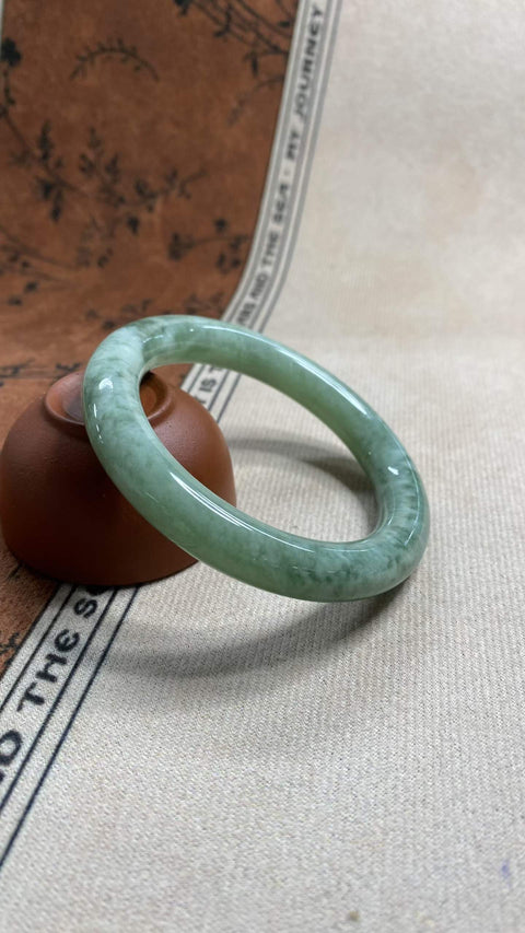 Gelang giok Xiuyan yang indah dengan warna hijau minyak tua, diameter dalam: 54,1 mm, ketebalan gelang: 10,3 mm, termasuk ongkos kirim dan pajak.