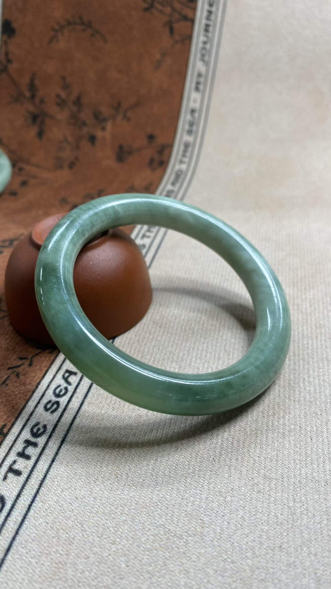 Gelang giok Xiuyan yang indah dengan warna hijau minyak tua, diameter dalam: 56,6 mm, ketebalan gelang: 10,3 mm, termasuk ongkos kirim dan pajak.