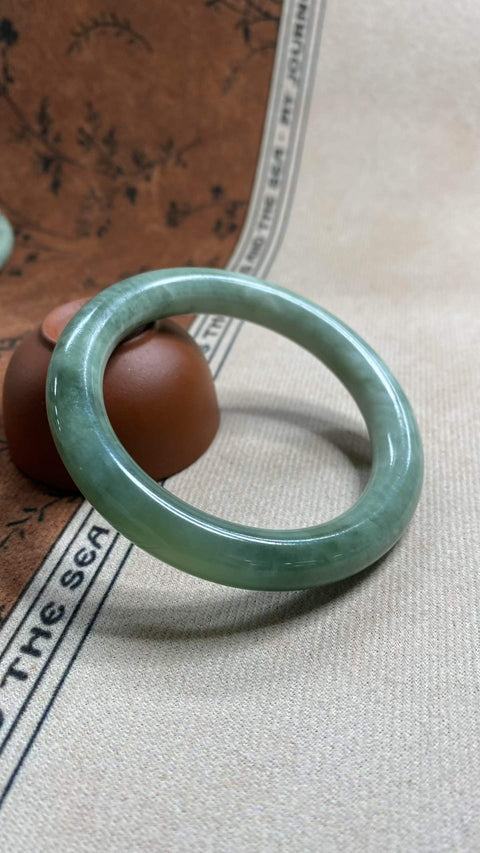 Gelang giok Xiuyan yang indah dengan warna hijau minyak tua, diameter dalam: 56,6 mm, ketebalan gelang: 10,3 mm, termasuk ongkos kirim dan pajak.