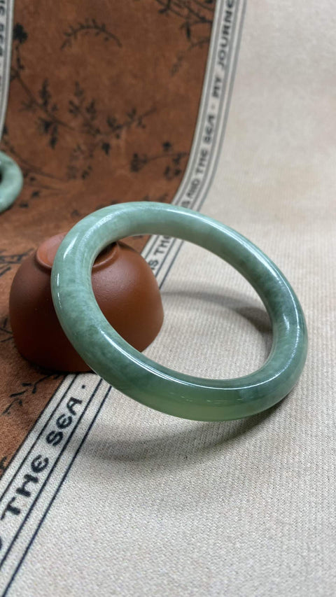Gelang giok Xiuyan yang indah dengan warna hijau minyak tua, diameter dalam: 56,6 mm, ketebalan gelang: 10,3 mm, termasuk ongkos kirim dan pajak.