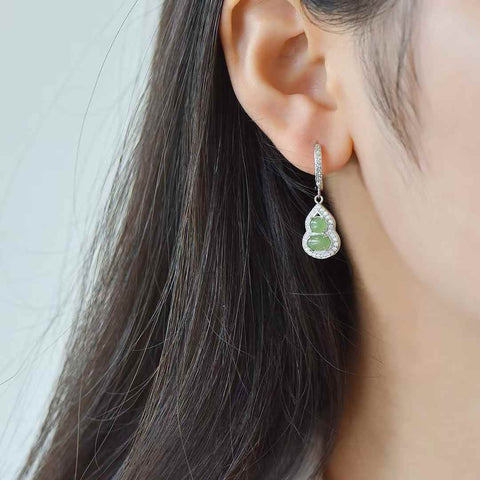 12672-2# Anting berbentuk labu bertatahkan giok Hetian dari perak S925. Ukuran batu permata: 4×6 cm. Termasuk ongkos kirim dan pajak.