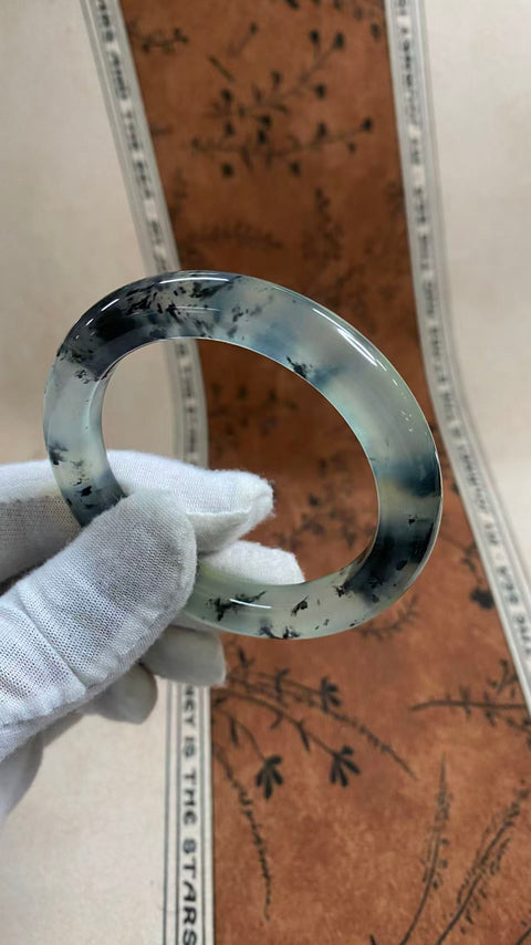 Gelang giok Xiuyan yang indah dengan desain lukisan musim semi menggunakan tinta. Diameter dalam: 55 mm, lebar tepi: 9 mm. Harga sudah termasuk ongkos kirim dan pajak.