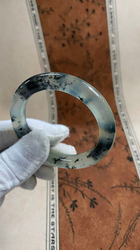 Gelang giok Xiuyan yang indah dengan desain lukisan musim semi menggunakan tinta. Diameter dalam: 55 mm, lebar tepi: 9 mm. Harga sudah termasuk ongkos kirim dan pajak.