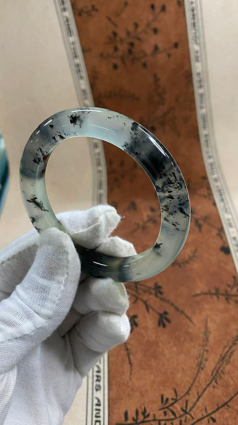 Gelang giok Xiuyan yang indah dengan desain lukisan musim semi menggunakan tinta. Diameter dalam: 55 mm, lebar tepi: 9 mm. Harga sudah termasuk ongkos kirim dan pajak.