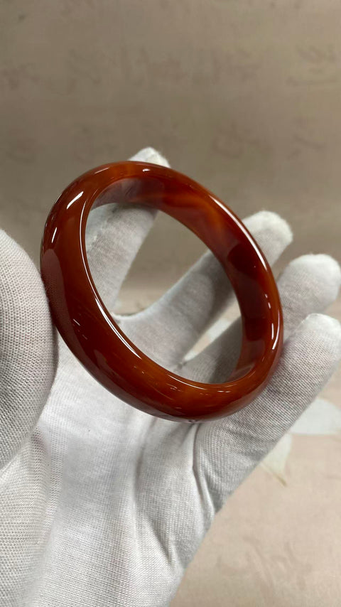 Gelang kalsedon yang indah, warna merah pekat, diameter dalam: 62mm, lebar tepi: 15mm, termasuk ongkos kirim dan pajak.