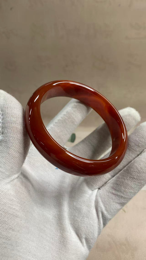 Gelang kalsedon yang indah, warna merah pekat, diameter dalam: 62mm, lebar tepi: 15mm, termasuk ongkos kirim dan pajak.