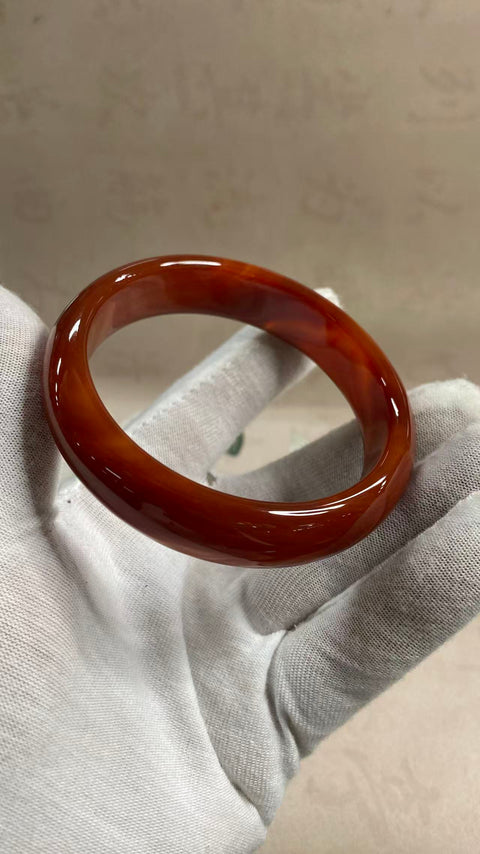 Gelang kalsedon yang indah, warna merah pekat, diameter dalam: 62mm, lebar tepi: 15mm, termasuk ongkos kirim dan pajak.