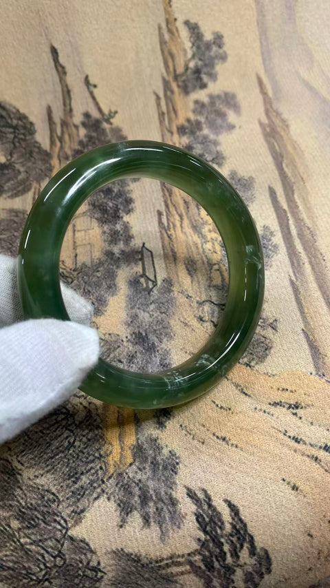 Gelang giok Xiuyan yang indah, berwarna hijau pekat dengan zamrud mengambang, diameter dalam: 60mm, lebar tepi: 13,7mm, termasuk ongkos kirim dan pajak.