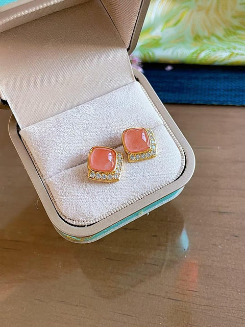 Anting-anting batu akik merah alami, tembus pandang yang sangat baik, tersedia dalam warna terang dan gelap, terlihat sangat cantik di telinga, ukuran 8x8mm, termasuk ongkos kirim dan pajak.