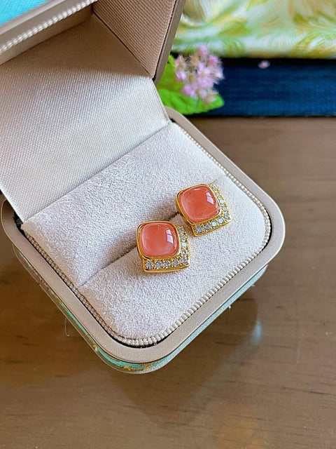 Anting-anting batu akik merah alami, tembus pandang yang sangat baik, tersedia dalam warna terang dan gelap, terlihat sangat cantik di telinga, ukuran 8x8mm, termasuk ongkos kirim dan pajak.
