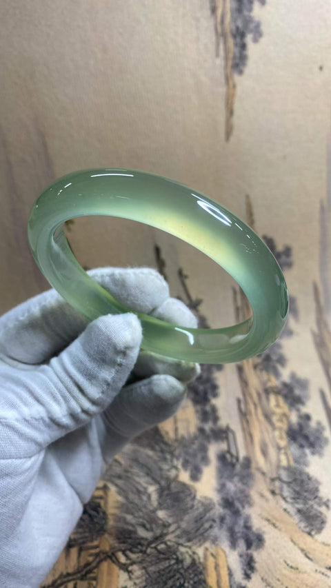 Gelang giok Xiuyan hijau es yang indah, berpendar dan tembus cahaya, tampak cantik di pergelangan tangan. Diameter dalam: 62,8 mm, lebar tepi: 12,3 mm. Harga sudah termasuk ongkos kirim dan pajak.
