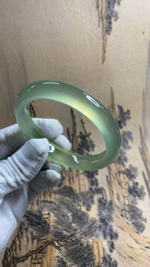 Gelang giok Xiuyan hijau es yang indah, berpendar dan tembus cahaya, tampak cantik di pergelangan tangan. Diameter dalam: 62,8 mm, lebar tepi: 12,3 mm. Harga sudah termasuk ongkos kirim dan pajak.