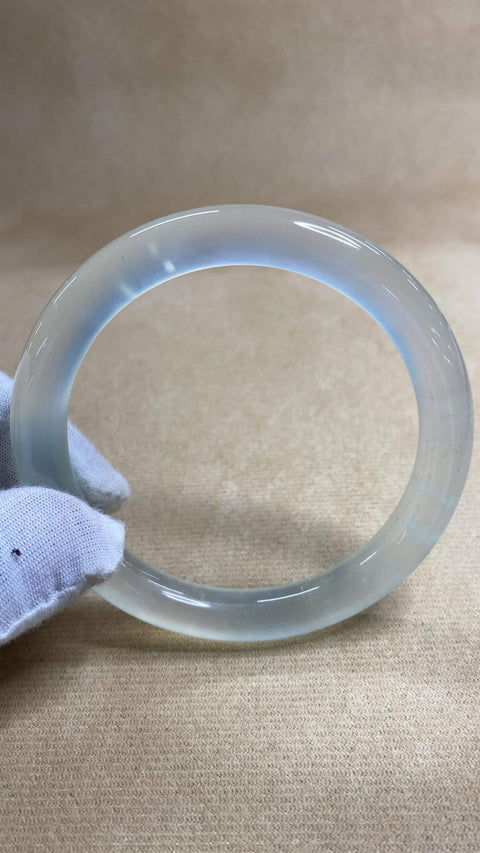 Batu giok Xiuyan yang indah, tipe es—batang bulat gemuk bergaya retro yang terinspirasi badai salju, diameter dalam: 62,2 mm, ketebalan batang: 10 mm, termasuk ongkos kirim dan pajak.