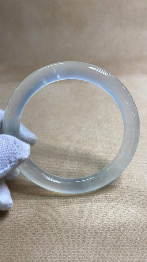 Batu giok Xiuyan yang indah, tipe es—batang bulat gemuk bergaya retro yang terinspirasi badai salju, diameter dalam: 62,2 mm, ketebalan batang: 10 mm, termasuk ongkos kirim dan pajak.