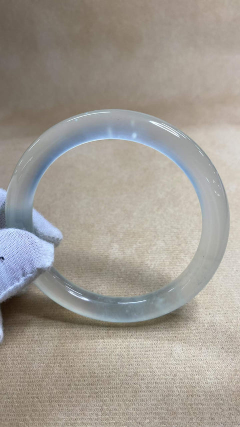 Batu giok Xiuyan yang indah, tipe es—batang bulat gemuk bergaya retro yang terinspirasi badai salju, diameter dalam: 62,2 mm, ketebalan batang: 10 mm, termasuk ongkos kirim dan pajak.