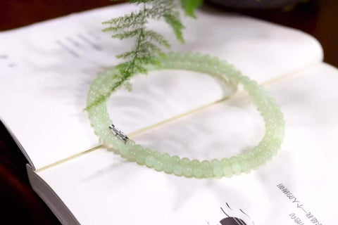 Kalung/gelang giok Hetian dari Qinghai ini memiliki fungsi ganda, menampilkan tekstur yang halus dan berkilau serta nilai yang sangat baik. Ukurannya 5mm dan sudah termasuk ongkos kirim dan pajak.