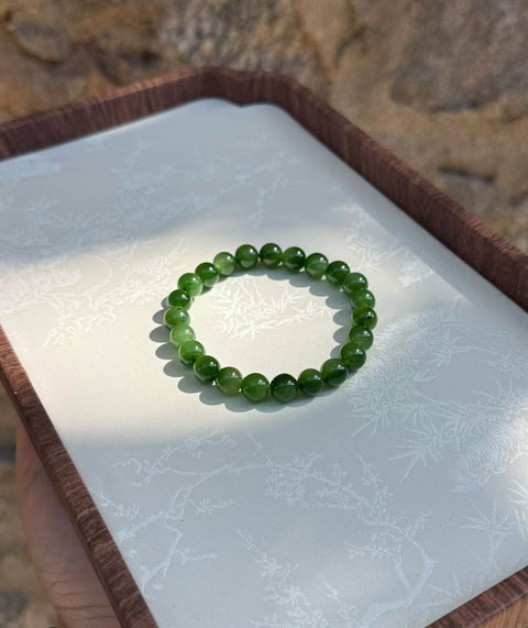 Gelang giok Hetian nefrit dengan bintik tinta nefrit alami, berukuran sekitar 8mm. Harga sudah termasuk ongkos kirim dan pajak.