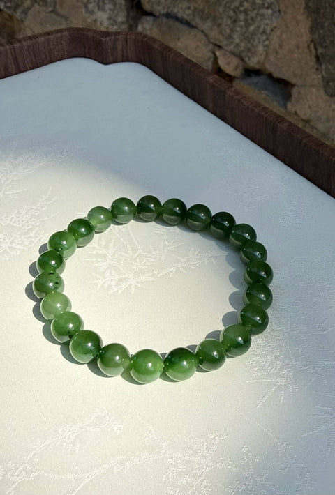 Gelang giok Hetian nefrit dengan bintik tinta nefrit alami, berukuran sekitar 8mm. Harga sudah termasuk ongkos kirim dan pajak.