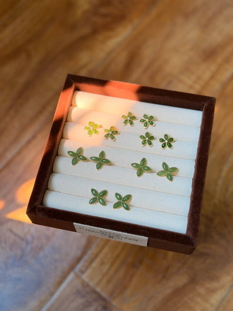 Anting-anting giok berkilau berbentuk daun semanggi empat helai ini sudah termasuk ongkos kirim dan pajak.