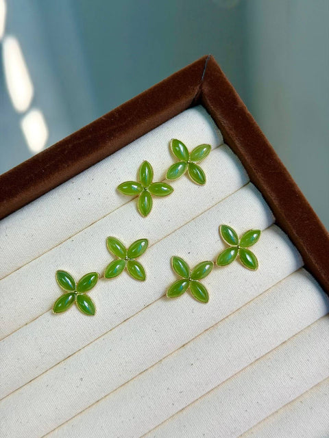 Anting-anting giok berkilau berbentuk daun semanggi empat helai ini sudah termasuk ongkos kirim dan pajak.