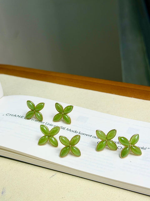 Anting-anting giok berkilau berbentuk daun semanggi empat helai ini sudah termasuk ongkos kirim dan pajak.