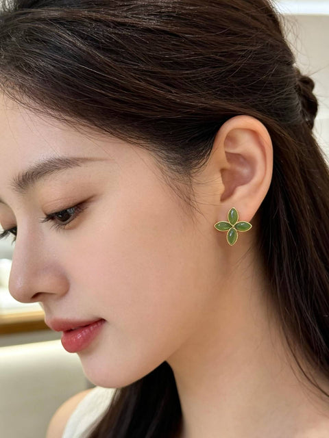 Anting-anting giok berkilau berbentuk daun semanggi empat helai ini sudah termasuk ongkos kirim dan pajak.