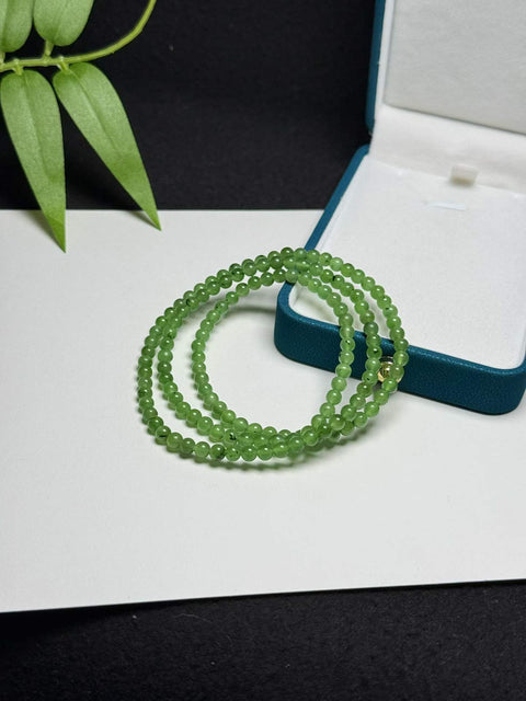 Gelang giok Hetian multiuntai, hijau apel cerah, melingkari pergelangan tangan dengan lembut. Ukuran: sekitar 4mm. Termasuk ongkos kirim dan pajak.