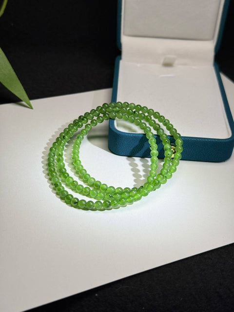 Gelang giok Hetian multiuntai, hijau apel cerah, melingkari pergelangan tangan dengan lembut. Ukuran: sekitar 4mm. Termasuk ongkos kirim dan pajak.