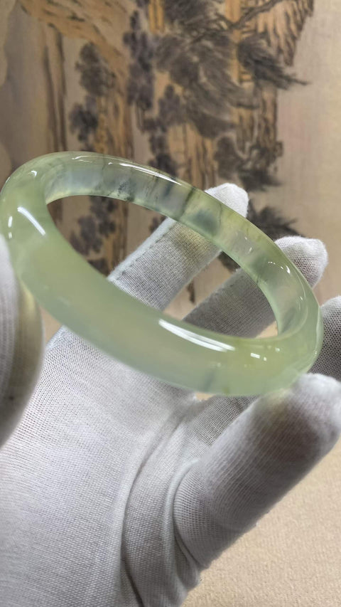 Gelang giok Xiuyan yang indah dengan desain lukisan musim semi sapuan tinta, diameter dalam: 64,5 mm, lebar tepi: 11,9 mm, harga sudah termasuk ongkos kirim dan pajak.