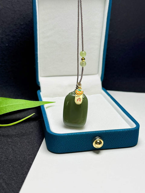 Liontin giok Hetian, dengan tekstur berwarna kuning kehijauan, berukuran sekitar 28×19×10 mm. Harga sudah termasuk ongkos kirim dan pajak.