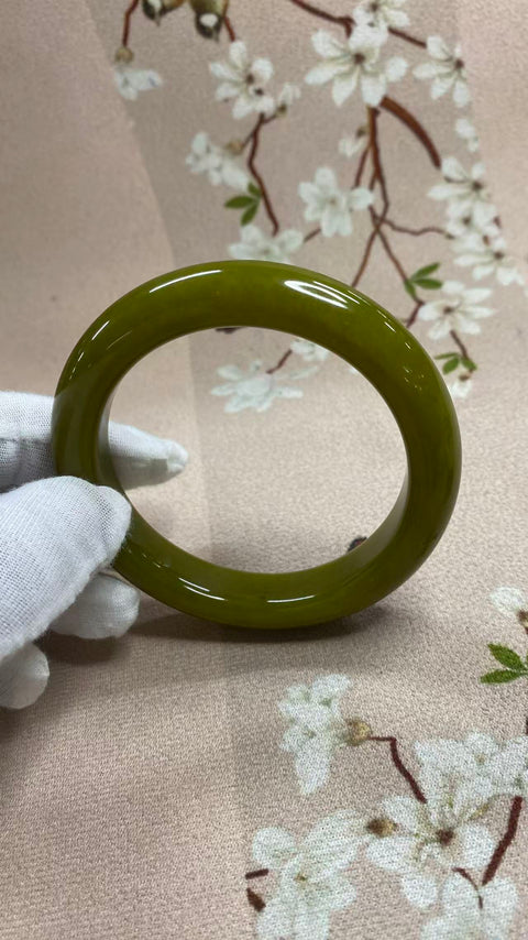 Gelang giok Xiuyan berbentuk alpukat yang indah, diameter dalam: 62mm, lebar tepi: 13,5mm, termasuk ongkos kirim dan pajak.