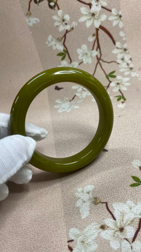 Gelang giok Xiuyan berbentuk alpukat yang indah, diameter dalam: 62mm, lebar tepi: 13,5mm, termasuk ongkos kirim dan pajak.