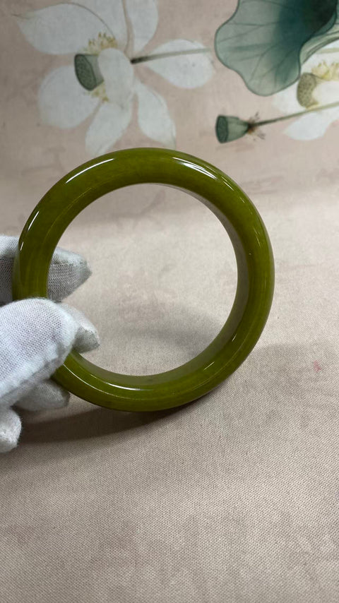 Gelang giok Xiuyan berbentuk alpukat yang indah, diameter dalam: 62mm, lebar samping: 14,5mm, termasuk ongkos kirim dan pajak.