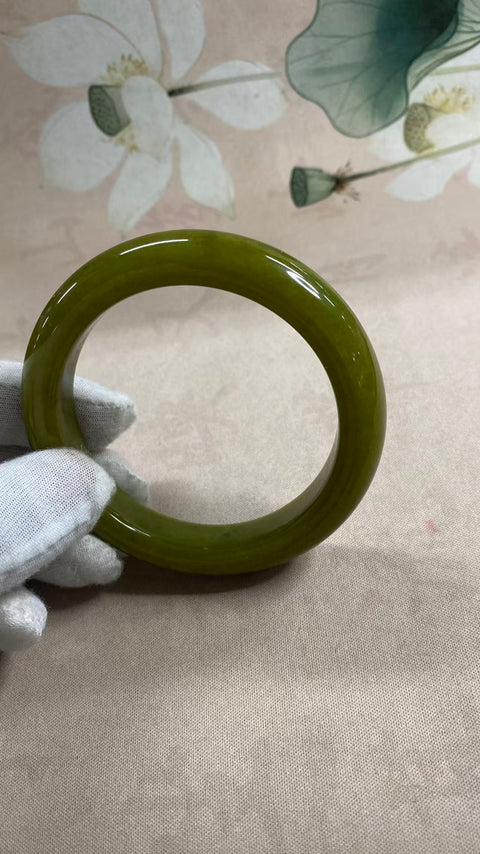 Gelang giok Xiuyan berbentuk alpukat yang indah, diameter dalam: 62mm, lebar samping: 14,5mm, termasuk ongkos kirim dan pajak.