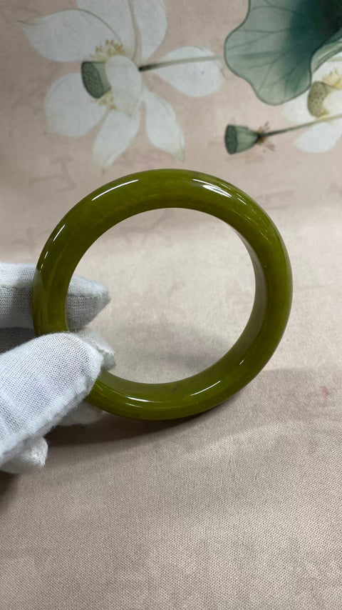 Gelang giok Xiuyan berbentuk alpukat yang indah, diameter dalam: 62mm, lebar samping: 14,5mm, termasuk ongkos kirim dan pajak.