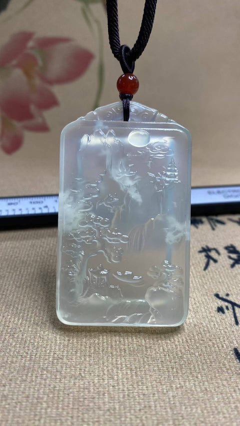 Liontin Pemandangan Giok: Liontin pemandangan jenis es giok Xiuyan yang indah, berkilau seperti giok, melambangkan kekayaan dan keberuntungan. Ukuran: 63 x 36,5 mm. Termasuk ongkos kirim dan pajak.