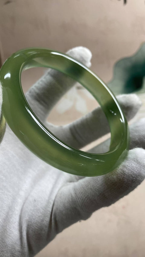 Gelang giok Xiuyan hijau es yang indah, diameter dalam: 60,7 mm, lebar tepi: 11,7 mm, termasuk ongkos kirim dan pajak.