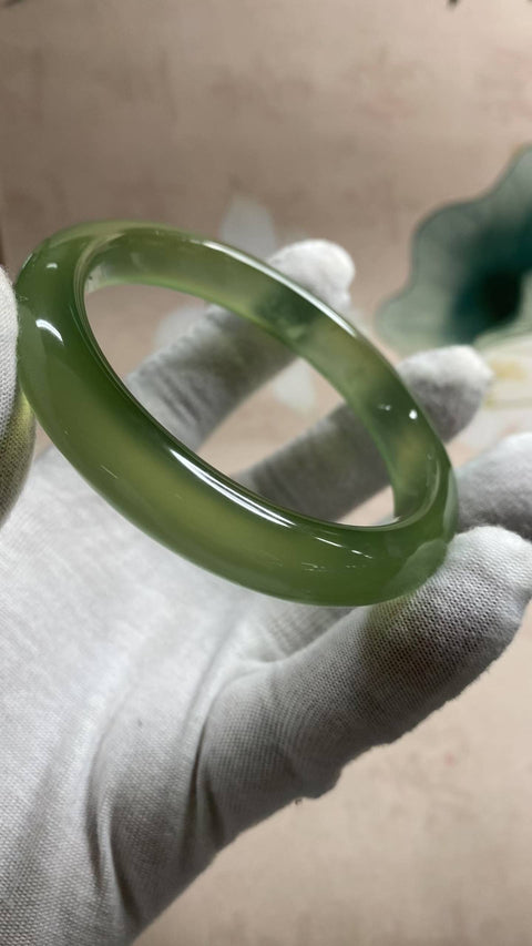 Gelang giok Xiuyan hijau es yang indah, diameter dalam: 60,7 mm, lebar tepi: 11,7 mm, termasuk ongkos kirim dan pajak.