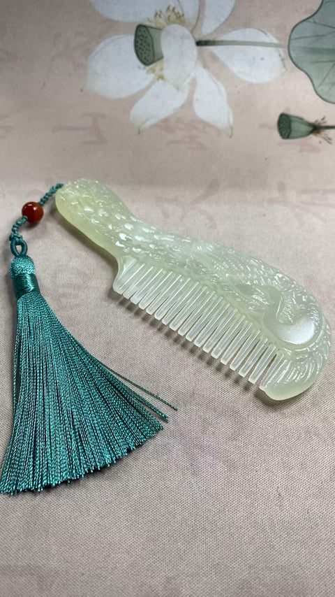 Semuanya berjalan lancar: Sisir giok Xiuyan yang indah, melambangkan keberuntungan, kebahagiaan, dan kesuksesan dalam segala usaha. Spesifikasi: 123 x 47 mm, termasuk ongkos kirim dan pajak.