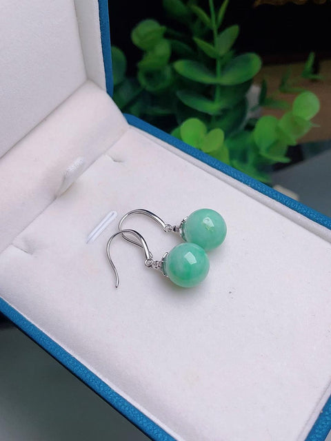 Anting-anting giok alami, dengan tekstur halus dan hangat, terbuat dari perak 925, ukuran 1,1 mm. Harga sudah termasuk ongkos kirim dan pajak.